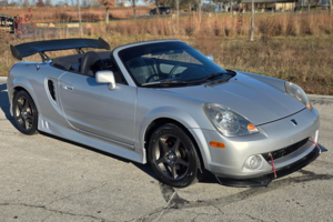 Редкий Toyota MR2 Spyder 2003 года с пробегом выставлен на аукцион без резерва