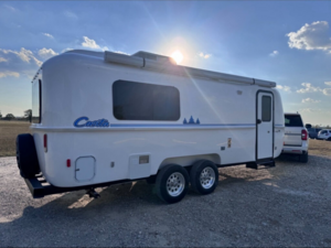 Casita Discovery FM: первый двухосный фибергласовый прицеп с ванной и гибкой планировкой