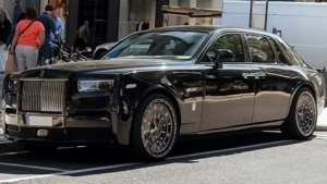 Владелец Rolls-Royce Phantom заказал тюнинг с колесами из часов Rolex вместо дисков