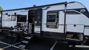 Forest River запускает новую линейку Un-Mapped: самый просторный прицеп 26ML для двоих