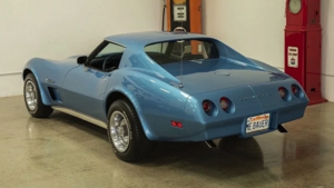 Женщина купила новый Corvette и поставила его в гараж на 33 года – идеальный пример заботы о классике