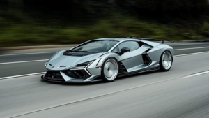 Серебристый Lamborghini Revuelto в широком обвесе и на полированных дисках удивил публику