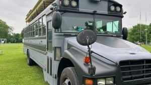 Уникальный дом на колесах из автобуса: ручная работа и забота о хорьках