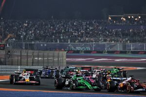 Макс Ферстаппен обошел McLaren на пит-стопах после аварии в Катаре