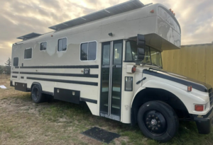 Автобус Bluebird 2005 года превратили в автономный дом на колесах для жизни вне города