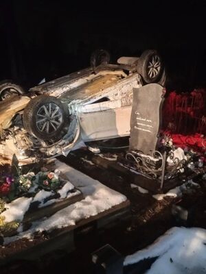 В Ленинградской области каршеринговый Geely оказался на крыше среди могил