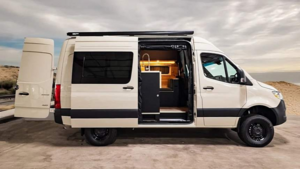 Уникальный дом на колесах Hive Hideaway вдохновлен ульями и удивляет компактным интерьером