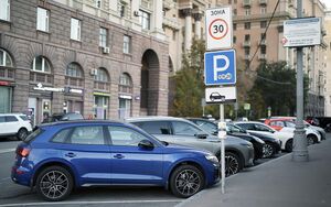 В Госдуме предложили отменить платные парковки во дворах многоквартирных домов