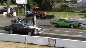 Классические Plymouth Barracuda и Chevrolet Chevelle SS устроили жаркую дуэль на дрэг-стрипе Канады