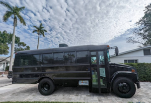 Уникальный дом на колесах: Mercedes Freightliner Skoolie 2006 года выставлен на продажу