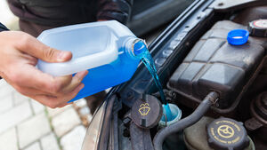 Какая незамерзающая жидкость лучше: сравнение популярных составов для зимы