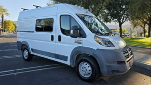 Минималистичный кемпер-фургон с уютным интерьером и множеством мест для хранения