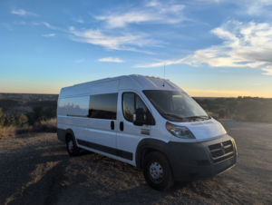 Самодельный дом на колесах: Ram ProMaster 3500 для жизни и работы вне города