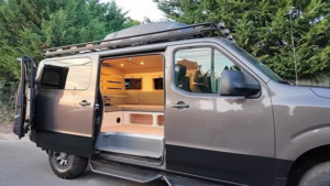 Гениальный подход: как маленький фургон превращается в полноценный дом на колесах