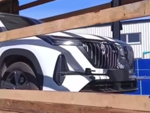 Первая новая «Волга» замечена на автовозе — раскрыты детали кроссовера для России