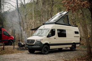 Mercedes Sprinter 170 AWD с CloudCap: дом на колесах для пятерых и автономии