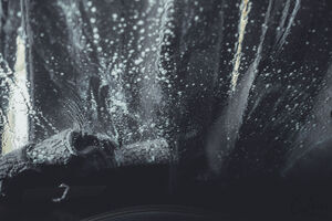 В Петербурге автомобиль пробил ограждение и упал в воду, есть погибший