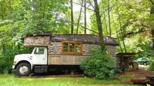 Уникальный дом на колесах: как пара создала коттедж из старых материалов