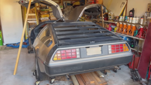 Владелец DeLorean спустя 30 лет впервые помыл культовый спорткар из «Назад в будущее»