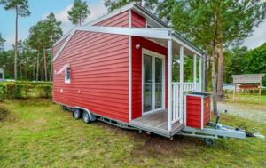 Мобильный дом Malmo: крошечный дом на колесах с уютной верандой для отдыха