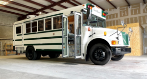 Классический американский школьный автобус стал стильным автодомом для путешествий пенсионеров