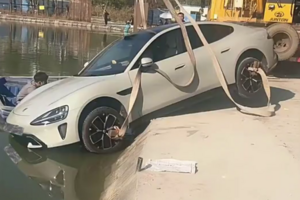 Электрокар Xiaomi SU7 утонул в пруду при попытке автопарковки