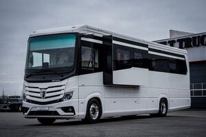 На продажу выставили почти новый дом на колесах с гаражом для авто