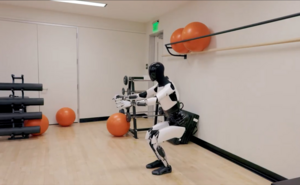 Робот Tesla упал на выставке в Майами и показал реальные проблемы компании Маска