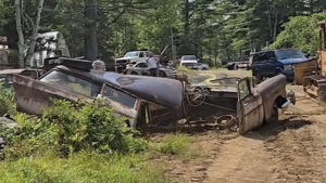 Редкая Chevrolet 1957 года развалилась при попытке эвакуации из автохлама