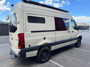 Роскошный кемпер Innova Roadtrip 595L на базе Mercedes-Benz Sprinter 2024 года