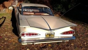 Редкий Chevrolet Impala 1959 года после долгого простоя отправился на поиски своих владельцев