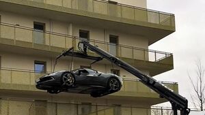 28-летний парень был вынужден убрать свой Ferrari с балкона квартиры