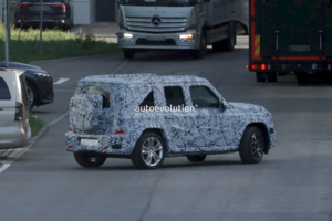 Mercedes готовит компактный G-Class: первые тесты и рендеры нового внедорожника