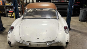 Редкий Chevrolet Corvette 1957 года с инжекторным V8 нашли после десятилетий простоя