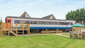 Не только автомобили: роскошный вагон превратили в стильную микроквартиру на колесах