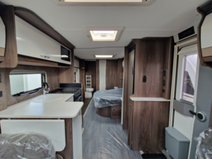 Coachman Laser 575 Xtra 2026: роскошный дом на колесах для путешествий всей семьей