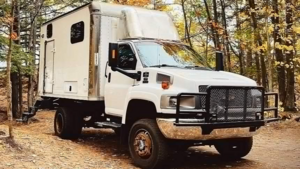 Переоборудование грузовика в дом на колесах: как создать уют и остаться незаметным