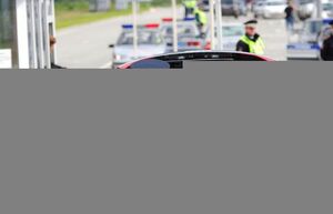 Инспектор ГИБДД просит открыть багажник: имеет право?