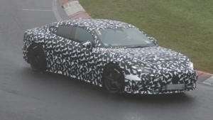 Электрический Mercedes-AMG GT 4-Door Coupe 2027 замечен на тестах в дождливом Нюрбургринге