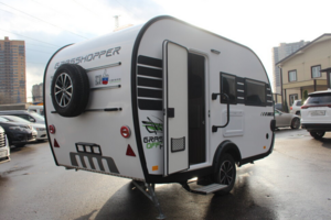 Grasshopper 390TMG 2023 - компактный прицеп-дом с душем, туалетом и кухней