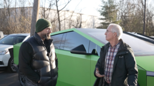 Покупатель Tesla Cybertruck удивил автосалон необычным поступком после сделки