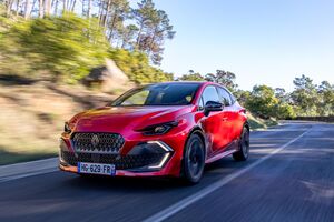 Renault Clio шестого поколения: новый дизайн и гибридная технология в действии