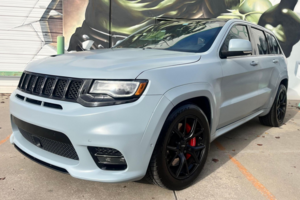 Jeep Grand Cherokee SRT с V8 ушел дешевле новой Nissan Versa в США
