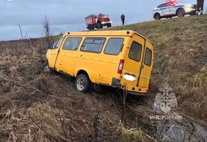 Школьный автобус с детьми съехал в кювет на трассе Колы в Ленобласти