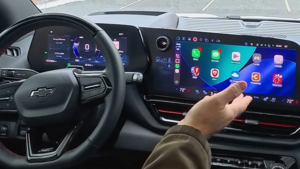 Владельцы электромобилей GM нашли способ вернуть CarPlay, но не все смогут повторить