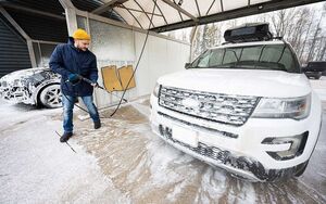 Зимняя мойка автомобиля: как избежать проблем с кузовом и замками