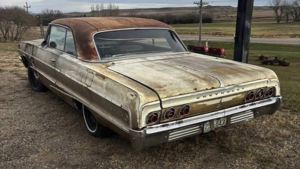 Редкий Chevrolet Impala 1964 года десятилетиями ржавел под открытым небом в США