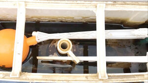 Как очистить сливной бачок унитаза от известкового налета и ржавчины