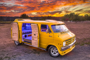 Минивэн Dodge 70-х с кроватью и баром продан за 40 тысяч долларов