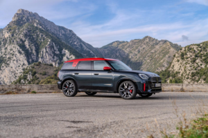 Как MINI Countryman стал неожиданной альтернативой Tesla Model Y Performance